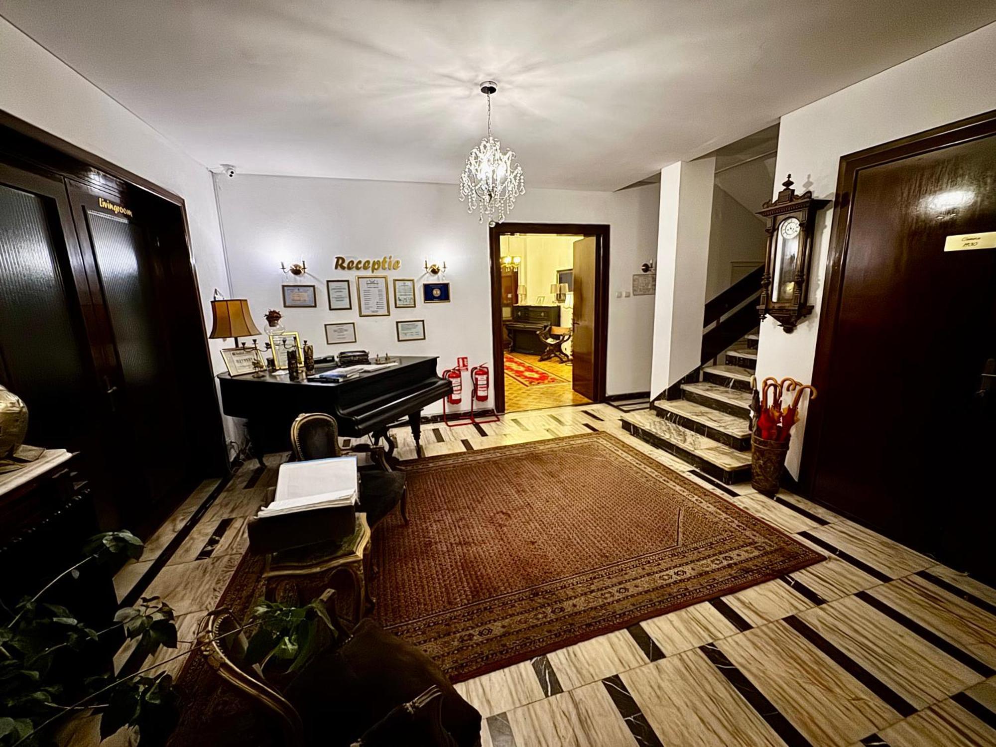 Отель Casa Negustorului Дева Экстерьер фото