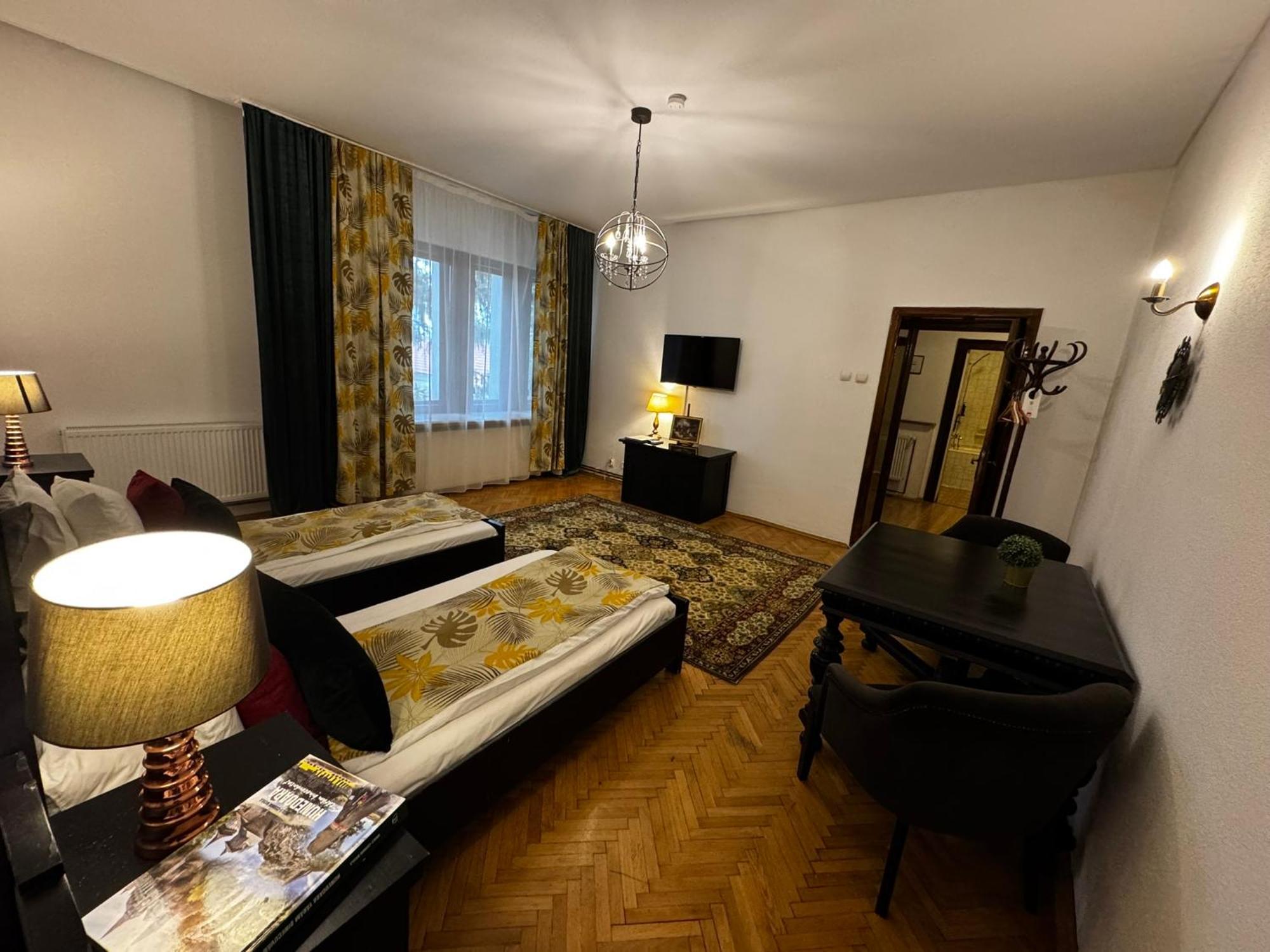 Отель Casa Negustorului Дева Экстерьер фото
