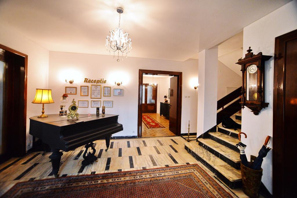 Отель Casa Negustorului Дева Экстерьер фото