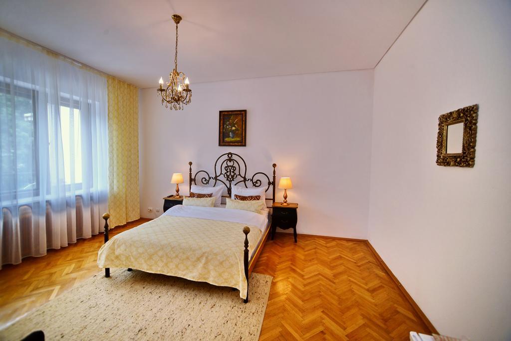 Отель Casa Negustorului Дева Экстерьер фото