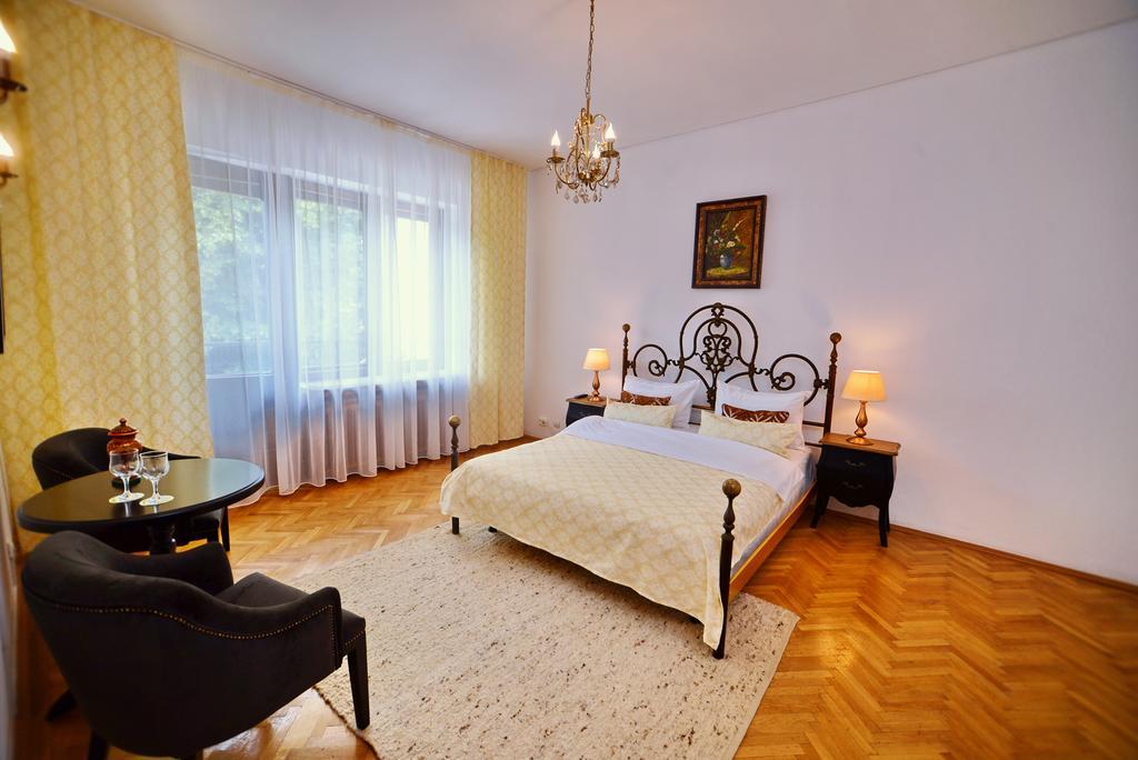Отель Casa Negustorului Дева Экстерьер фото