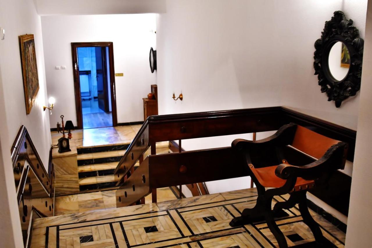 Отель Casa Negustorului Дева Экстерьер фото