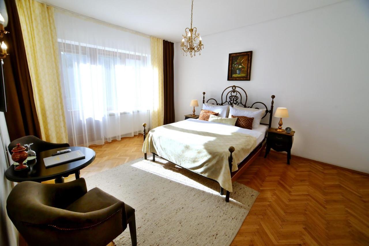Отель Casa Negustorului Дева Экстерьер фото